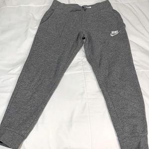Kid’s Nike Club Joggers in Grey